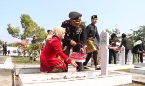 Peringati HUT RI ke-80, Kapolres Kebumen Upacara Ziarah Nasional dan Tabur Bunga Untuk Briptu Anumerta Syukron Fadil
