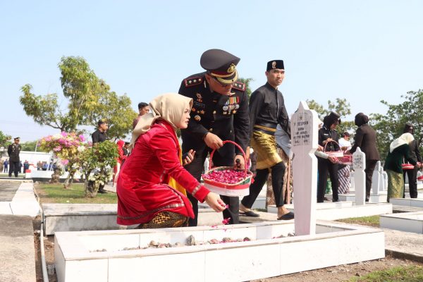 Peringati HUT RI ke-80, Kapolres Kebumen Upacara Ziarah Nasional dan Tabur Bunga Untuk Briptu Anumerta Syukron Fadil Img 20250817 wa0094