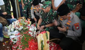 Hadiri Pemakaman Affan Kurniawan di TPU Karet Bivak, Kapolda Metro Sampaikan Permohonan Maaf