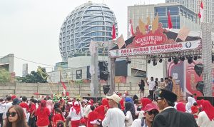 Ratusan Warga Curugsangereng Dari Anak-anak Hingga Lansia Antusias Ikut Jalan Santai Rayakan HUT RI ke 80 