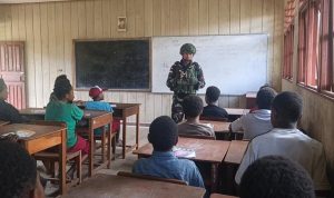 Membangun Masa Depan, Satgas Yonif 753/AVT Mengajar Anak-anak SDN Inpres Tinibil