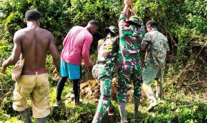 Pemerataan Kesejahteraan, Babinsa Pos Ramil Airu Gotong Royong Pasang Tiang Listrik
