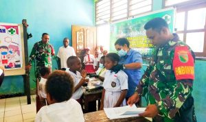 Kolaborasi Babinsa Kemtuk Gresi, Tenaga Medis, dan Sekolah untuk Generasi Sehat