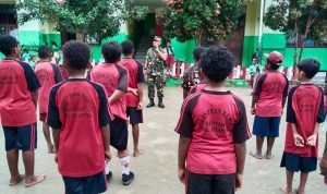 Babinsa Koramil Sentani Tanamkan Karakter dan Kedisiplinan Sejak Dini Siswa SDN Inpres Kemiri