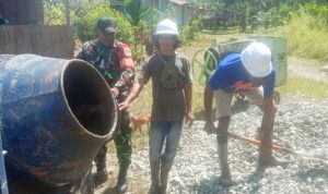 Dukung Peningkatan Infrastruktur, Babinsa Koramil Unurum Guay Bantu Pengecoran Jalan