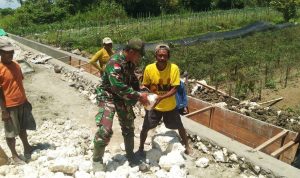 Permudah Akses Petani Menuju Ladang, Babinsa Skanto Gotong Royong Bangun Talud
