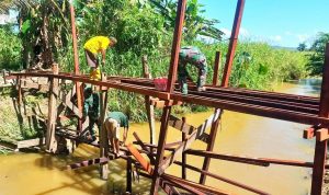 Kodim 1701/Jayapura Bersama Warga Bangun Jembatan Alternatif Permudah Akses Menuju Lahan Pertanian
