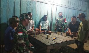 Sambangi Pos Ronda, Babinsa Koramil Senggi Dorong Warga Aktif Jaga Keamanan Lingkungan