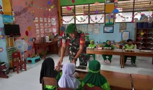 Dukung Generasi Emas, Babinsa Sentani Dampingi Penyaluran PMB untuk Ribuan Penerima Manfaat