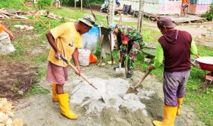 Semangat Kebersamaan: Babinsa Muara Tami Gotong Royong Bangun Rumah Pendeta
