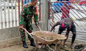 Bakti Teritorial Prima: Gotong Royong Babinsa Sentani dan Warga Dukung Kenyamanan Belajar Siswa SMPN 1 Sentani