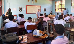 Bakti Teritorial Prima: Dorong Pengembangan Potensi OAP, Babinsa Muara Tami Dampingi Siswa Tes Psikologi