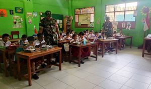 Pastikan Tingkat Gizi, Babinsa Sentani Dampingi Program Pemberian Makan Bergizi