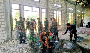 Bakti Teritorial Prima: Babinsa Arso Kerja Bakti Pembuatan Teras Aula Gereja Bahtera