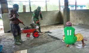 Bakti Teritorial Prima: Babinsa Kaureh Gotong Royong Bantu Pengecoran Lantai Rumah Warga