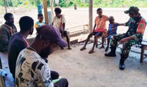 Komsos Babinsa Airu: Perkuat Kebersamaan dengan Tokoh Adat di Pedalaman Jayapura