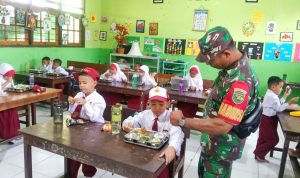 Wujudkan Generasi Emas 2045, Babinsa Kodim 1701/Jayapura Aktif Dampingi Program PMB
