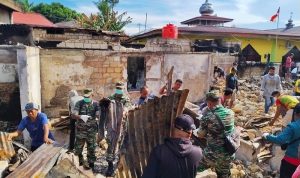 Bakti Teritorial Prima: Pulihkan Lingkungan, Prajurit Kodim 1701/Jayapura dan Relawan Bersihkan Puing Kebakaran