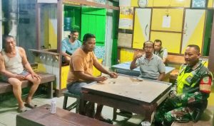 Jaga Kamtibmas Jelang HUT TNI Ke-80, Babinsa Sentani Patroli Malam Sambangi Pos Kamling BTN Citra Buana 1