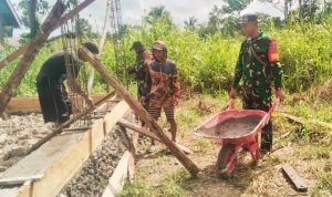 Bakti Teritorial Prima: Babinsa Koramil Senggi Bersama Warga Bangun Ruang Kelas Tambahan SMK YPK