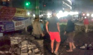 Pengusaha Rumah makan bang Jali rusak Bahu jalan di bawah marka Lampu lalulintas