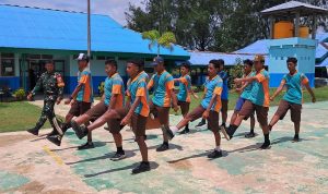 Babinsa Pos Ramil Tanah Miring Melatih Baris-Berbaris di SMP Negeri 8 Merauke