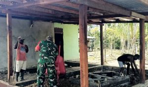 Babinsa Senggi Perkuat Kemanunggalan TNI-Rakyat Lewat Karya Bakti Perbaikan Rumah Warga