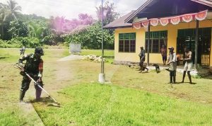 Tingkatkan Kepedulian Lingkungan, Babinsa Koramil 1701-16/Unurum Guay Karya Bakti Bersama Warga