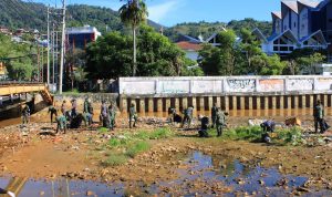 Prajurit Yonif TP 813/Arweyani Turut Ramaikan Karya Bakti Pembersihkan Sungai Anafre