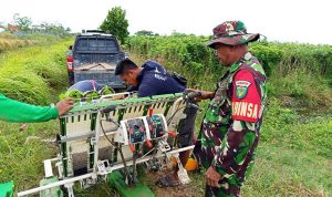 Babinsa Koramil 1707-02/Merauke Dampingi Petani Tanam Bibit Padi Dengan Alat Modern