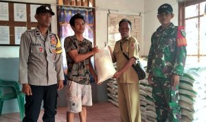 Babinsa Koramil Muting Dampingi Penyaluran Beras Untuk Warga