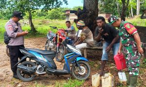 Cegah Gangguan Kamtibmas, Babinsa dan Bhabinkamtibmas Okaba Sweeping Miras