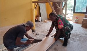 Babinsa & Pemuda Doyo Lama Gotong Royong, Rumah Tokoh Adat Tampil Baru