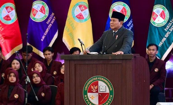 Presiden prabowo saat orasi ilmiah di sidang senat terbuka ukri sabtu 18102025 1760775546737 169