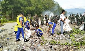 Kodim 1701/Jayapura Kembali Sukseskan Karya Bakti Bersihkan Pantai Holtekamp dalam Rangka HUT Ke-62 Korem 172/PWY
