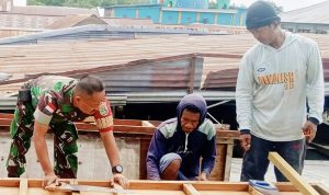 Wujud Dukungan TNI pada Dunia Pendidikan, Babinsa Sentani Turut Bantu Pembangunan Ruang Laboratorium SMKS TIK YPKP Sentani