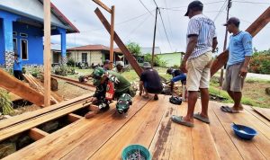 Babinsa Muara Tami dan Bhabinkamtibmas Bersama Warga Gotong Royong Bangun Pos Kamling Perkuat Keamanan Lingkungan