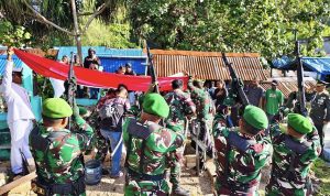Kasdim 1701/Jayapura Berikan Penghormatan Terakhir Saat Pimpin Upacara Pemakaman Militer Prajurit Terbaiknya