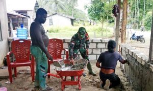TNI Hadir untuk Rakyat: Babinsa 1701-16/Unurum Guay Gotong Royong Rehab Rumah Warga