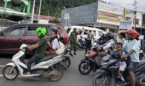 Pandu Penyeberangan, Upaya Kodim Jayapura Jaga Pelajar di Wilayah Rawan Kecelakaan