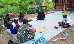 Babinsa Kimaam Jalin Keakraban Dengan Warga Melalui Komsos di Kampung Teri