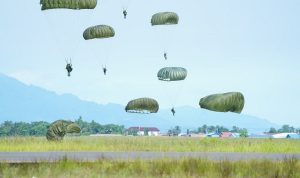 Bersama Tuhan Menyerbu Dari Langit: Ratusan Prajurit TNI Terjun di Morowali