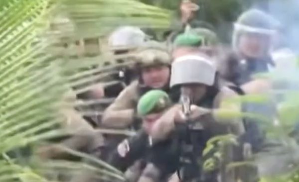 Ketegangan kembali meningkat di perbatasan thailandkamboja setelah polisi thailand menembakkan gas air mata dan peluru karet k 1758120935388 169