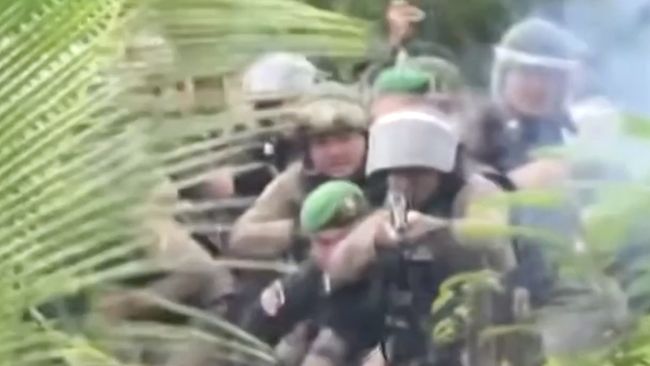 Ketegangan kembali meningkat di perbatasan thailandkamboja setelah polisi thailand menembakkan gas air mata dan peluru karet k 1758120935388 169