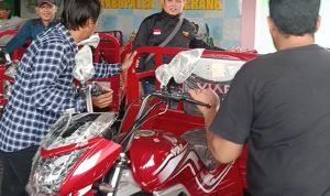 Pemdes Kadu Serahkan Unit Germo dan Mesin Potong Rumput ke Ketua RW