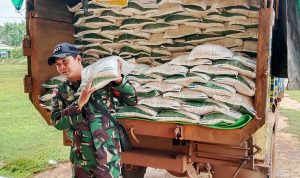 Babinsa Muting Dampingi Penyaluran Bantuan Sembako, Warga Sigabel Jaya Merasa Terbantu