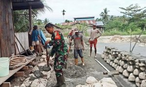 Babinsa Skanto Turun Tangan Bantu Warga Bangun Rumah