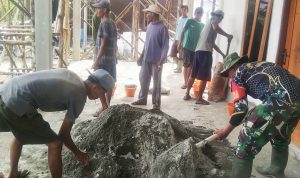 Babinsa Koramil Skanto Gotong Royong Pengecoran Teras Mushola