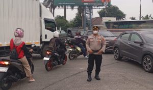 Polsek Cikupa Lakukan Pengaturan Lalu Lintas Pagi di Simpang Cikupa Mas