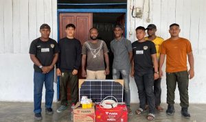 Jelang Natal 2025, Satuan Yonif TP 809/NTM Terangi Gereja di Pedalaman Sarmi dengan Bantuan Solar Cell